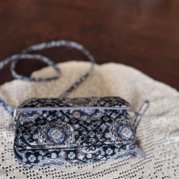 Vera Bradley small crossbody purse wallet b/w/blue floral excellent condition - Picture 13 of 14